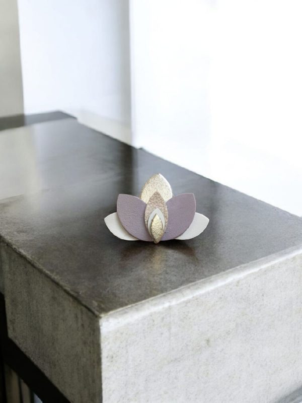 Broche Flor de Loto violeta