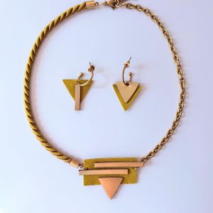 Conjunto Asimétrica mostaza y oro