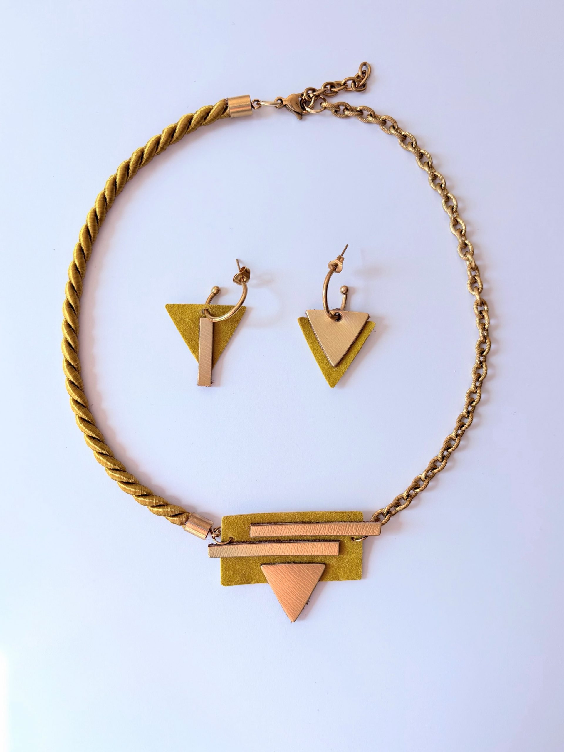 Conjunto Asimétrica mostaza y oro