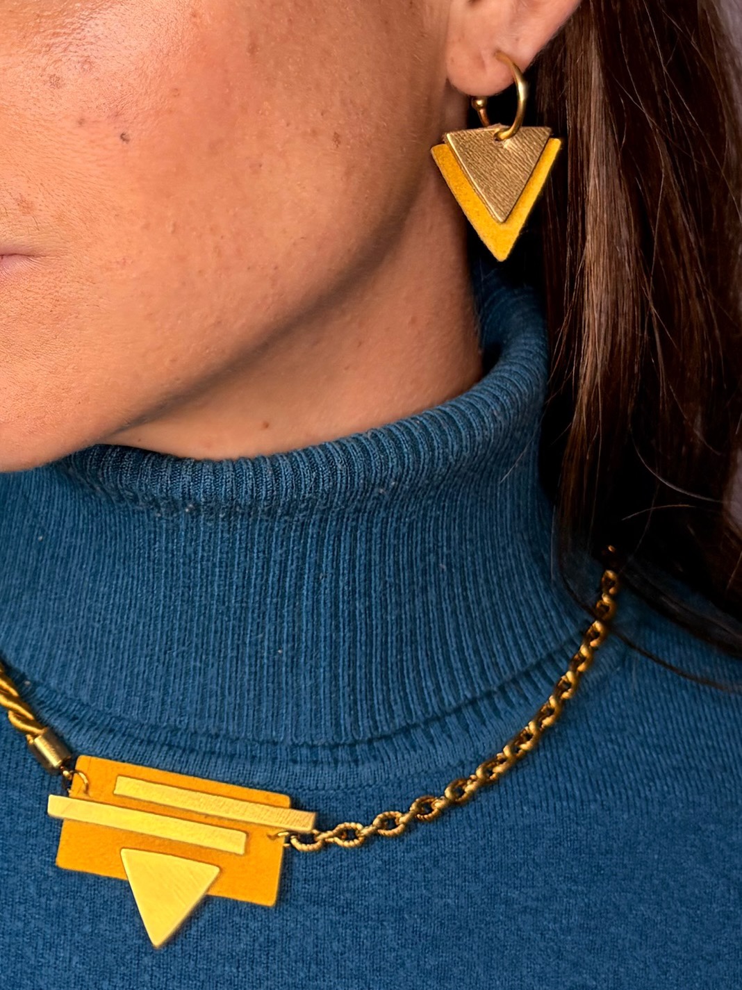 Conjunto Asimétrica mostaza y oro - Imagen 2