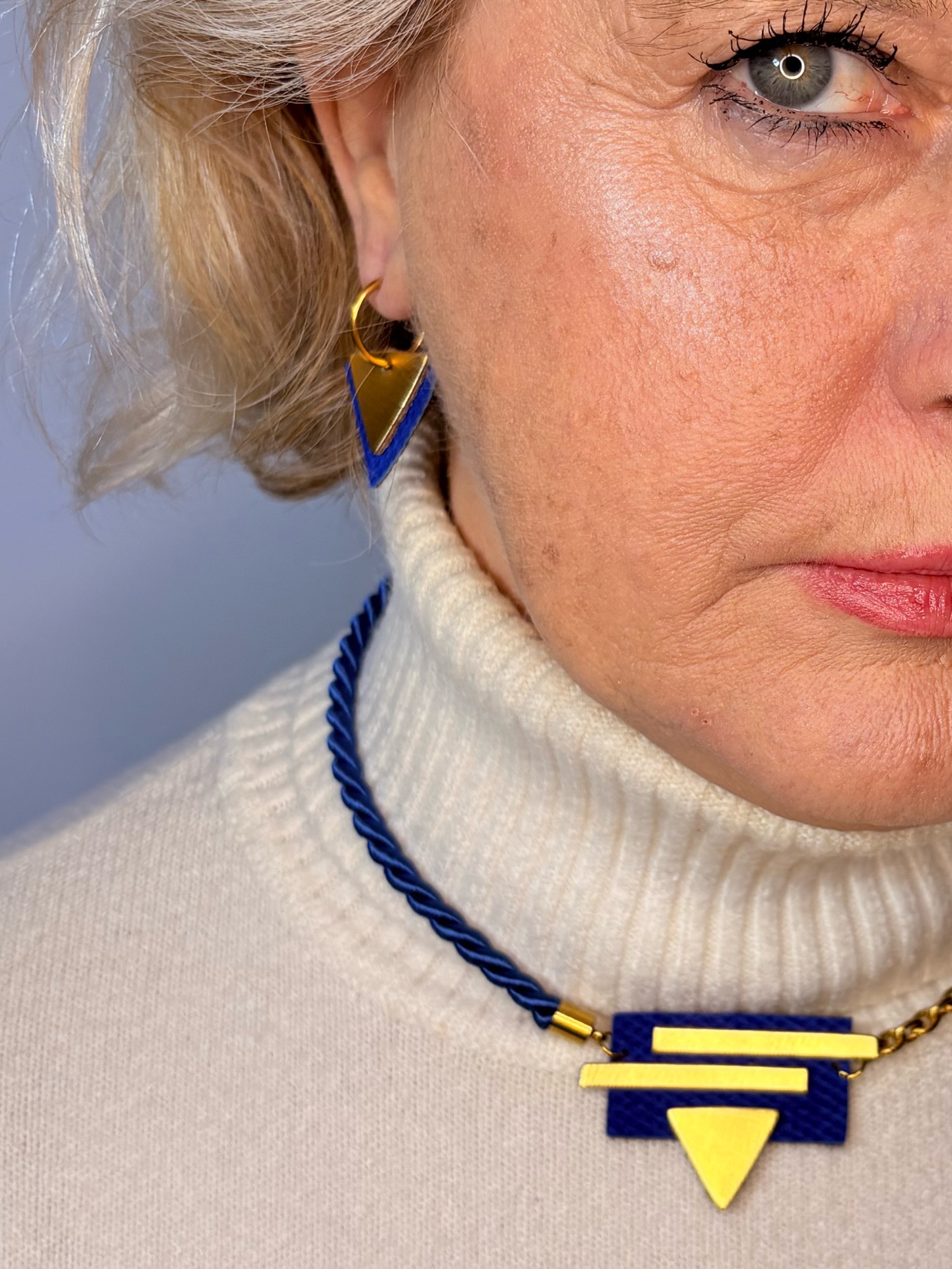 Conjunto Asimétrica azulón y oro - Imagen 3