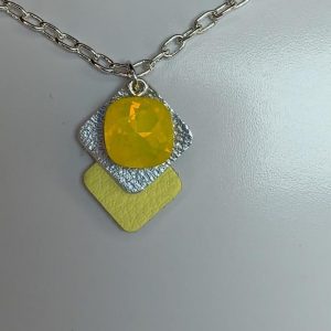 Colgante piel + Swarovski + plata en amarillo limón