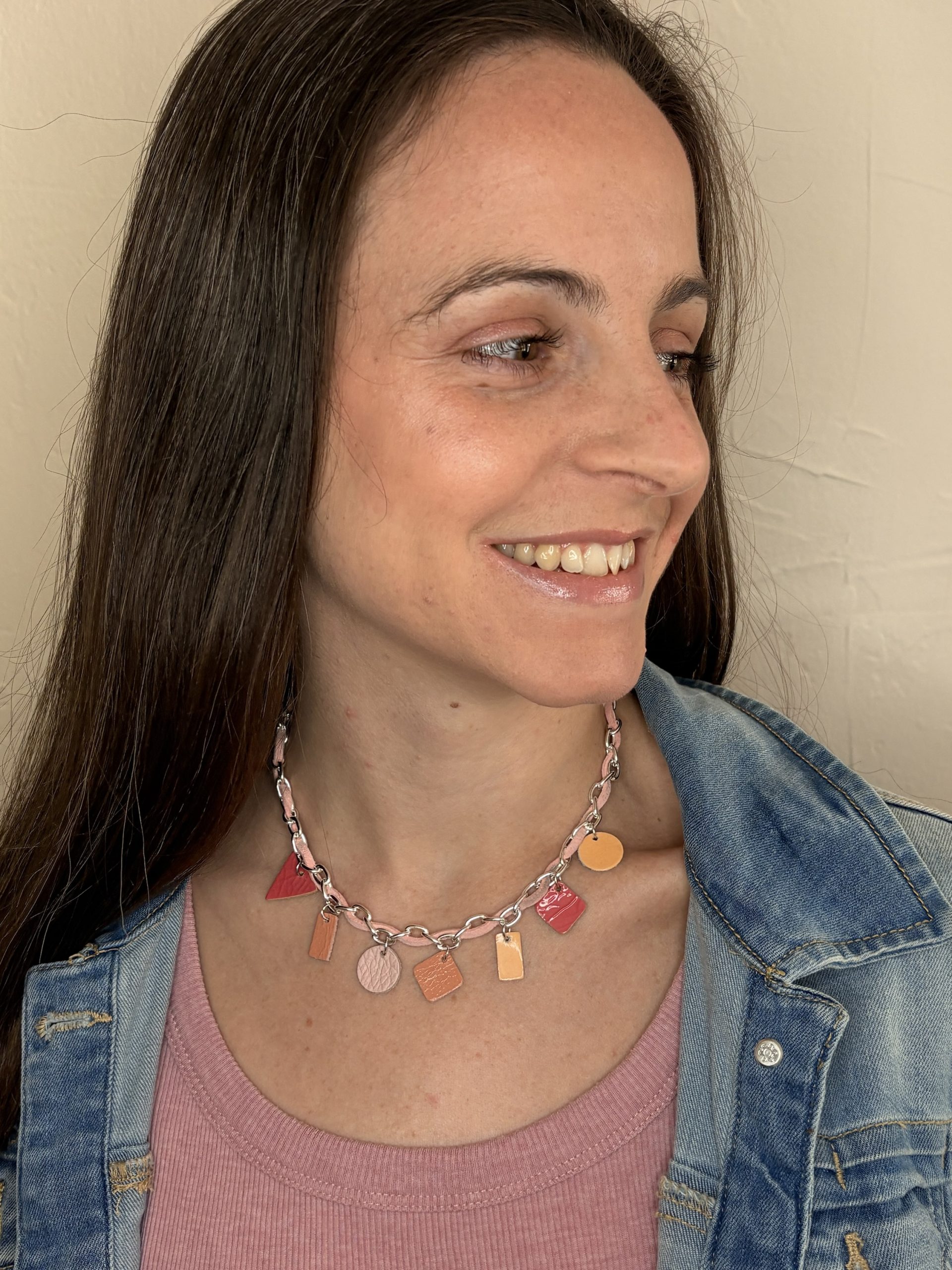 Gargantilla charms salmón - Imagen 3