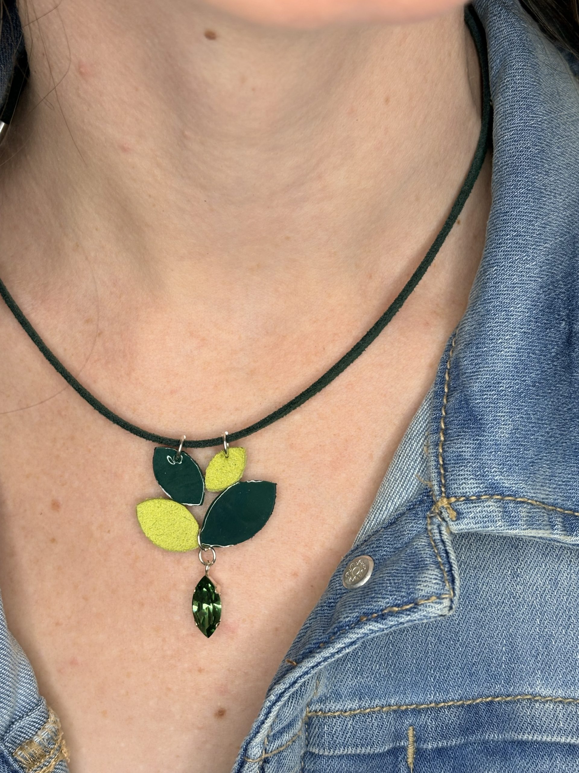 Colgante hojas verde con Swarovski - Imagen 2