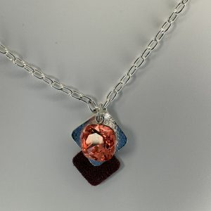 Collar de piel + Swarovski + plata en coral oscuro