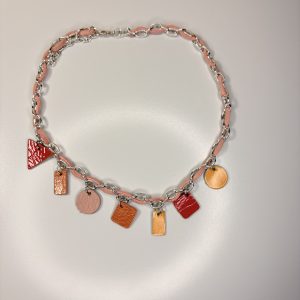 Gargantilla charms salmón