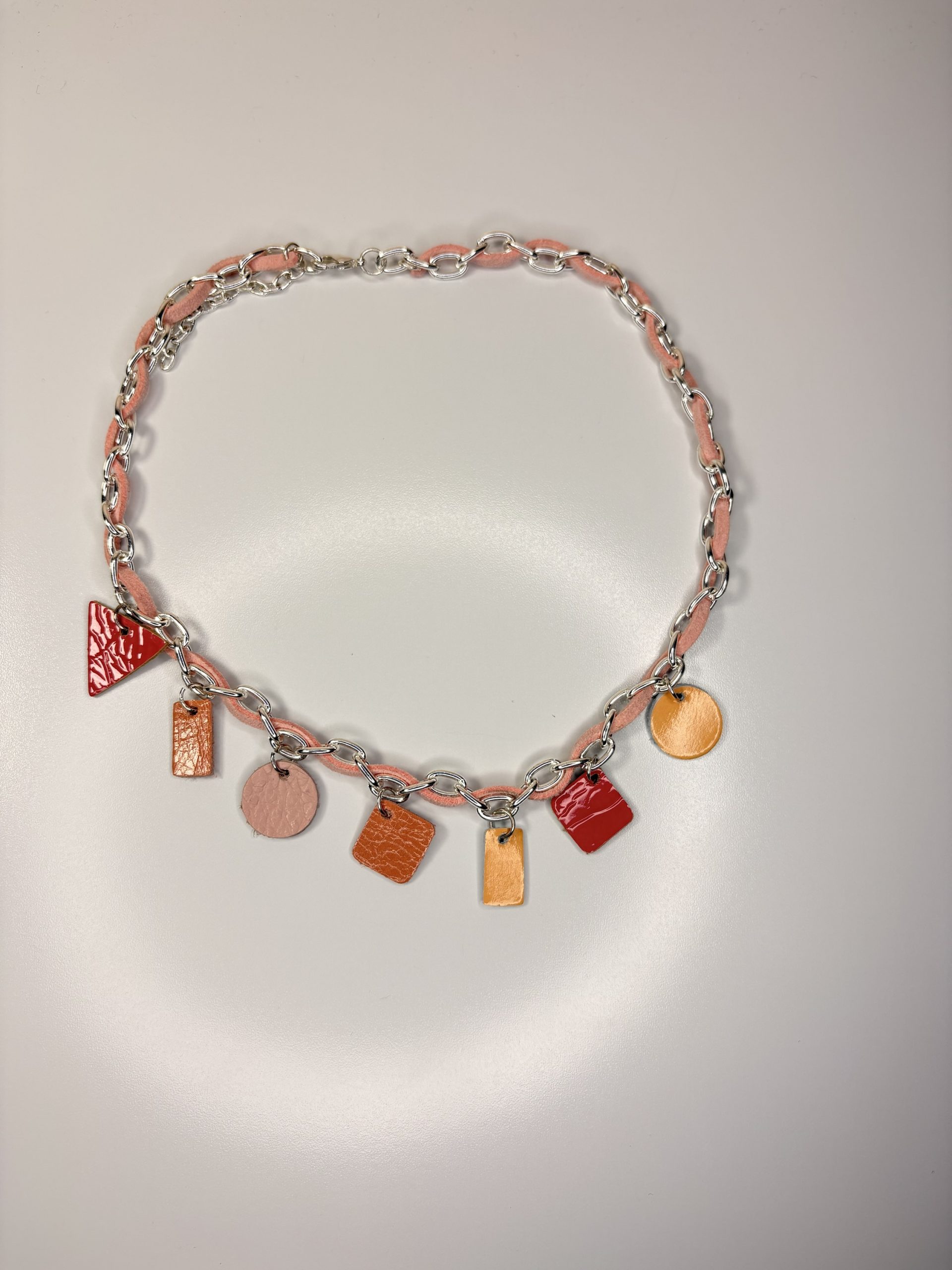 Gargantilla charms salmón